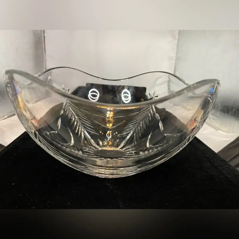 VTG CHRISTMAS TREE STAR LEAD CRYSTAL BOWL FLUTED WAVY EDGES 25 oz